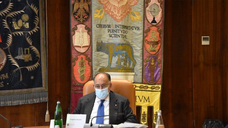 Il rettore Gaudio durante il suo intervento