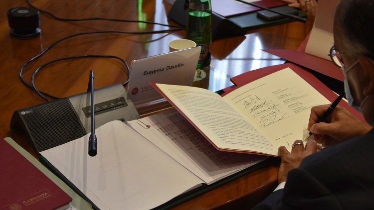 Il momento della firma della "Rome Call for AI Ethics"