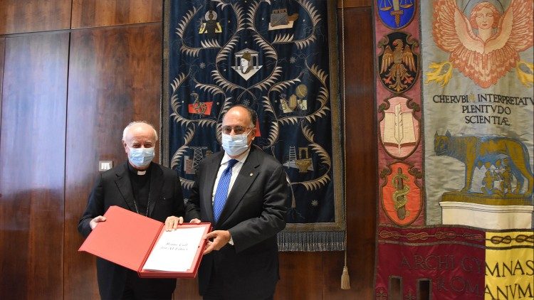 Ancora monsignor Paglia con il rettore Gaudio