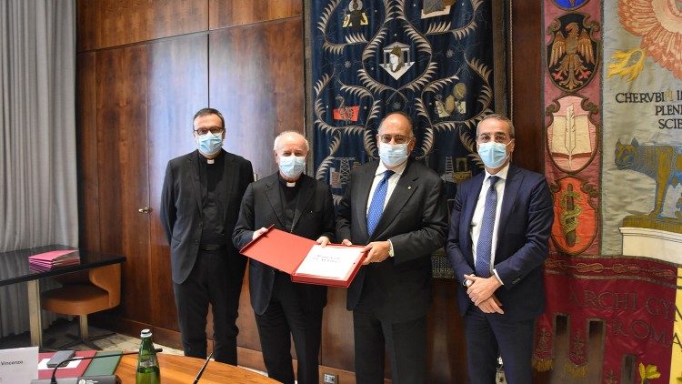 Il gruppo in presenza nella sala del Senato accademico de La Sapienza. A destra: il prorettore alla Ricerca Teodoro Valente