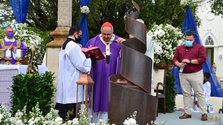 Dom Orani abençoa e acende a Pira da Esperança, no Cemitério São Francisco da Penitência