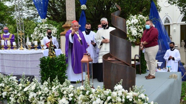 Dom Orani abençoa e acende a Pira da Esperança, no Cemitério São Francisco da Penitência