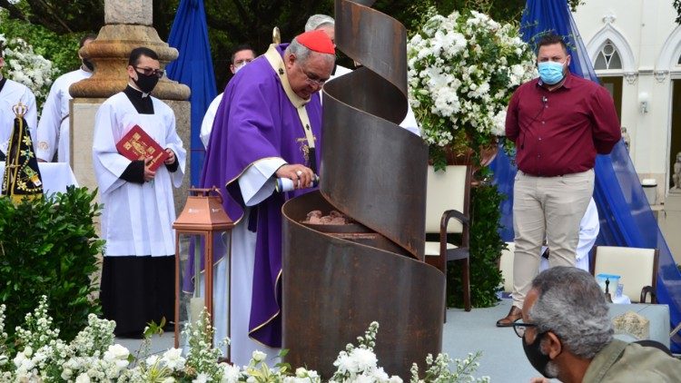 Dom Orani acende a Pira da Esperança, no Cemitério São Francisco da Penitência