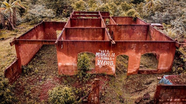 Ruínas do distrito de Bento Rodrigues 5 anos após o rompimento da barragem de Fundão