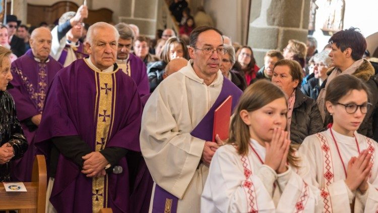 Don Erminio in processione nella Pieve di San Giovanni a Vigo di Fassa