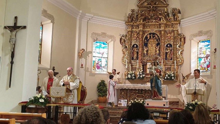 Don Erminio durante una celebrazione nella Chiesa dei S.S. Pietro e Paolo, a Soraga di Fassa