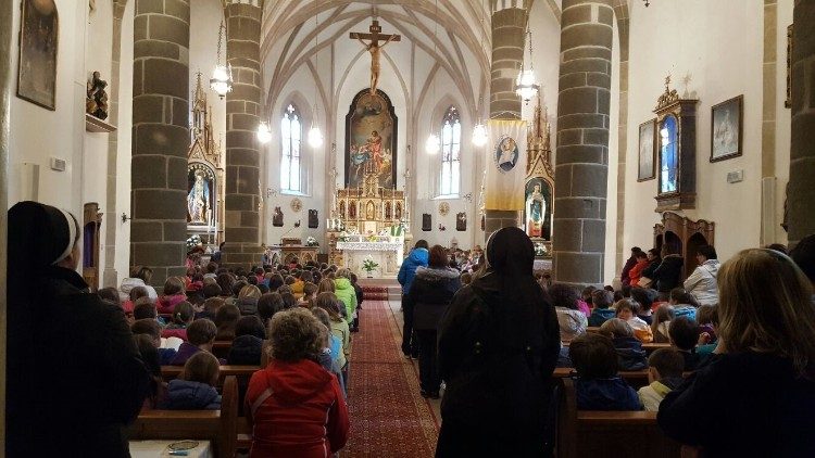 La chiesa gotica della Pieve di San Giovanni a Vigo di Fassa, nella cui canonica oggi risiede don Erminio
