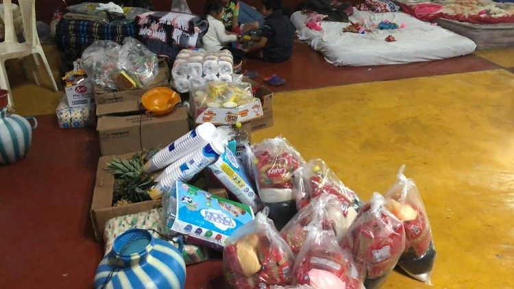 I primi aiuti della parrocchia di padre Vittorio 