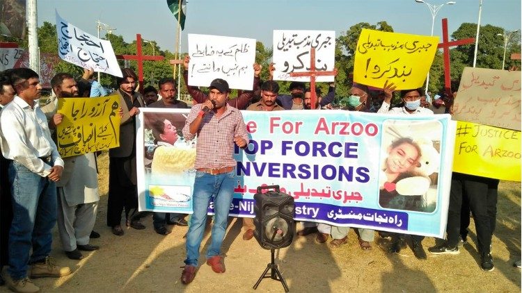 A protest in Pakistan against the forced conversion of Arzoo Raja, a minor Christian girl.
