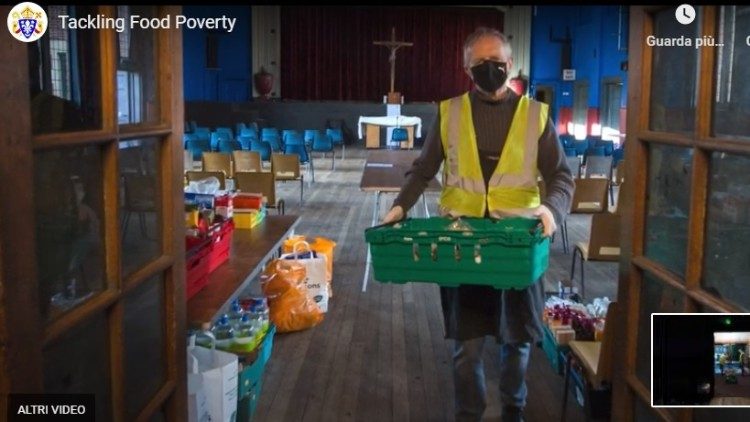 El trabajo del primer proyecto realizado en el banco de alimentos que opera en St Monica's en Palmers Green, al norte de Londres.