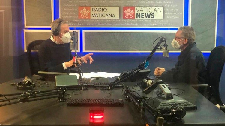 Le père Maccalli dans les studios de Radio Vatican, le 11 novembre 2020.