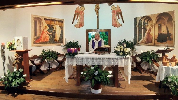 Don Armando celebra Messa nella chiesa di Santa Maria della Consolazione, nel cimitero di Mestre