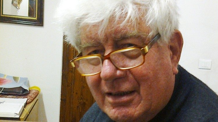 Un primo piano di don Armando Trevisiol, oggi 91 enne, nel suo appartamentino al Don Vecchi 2