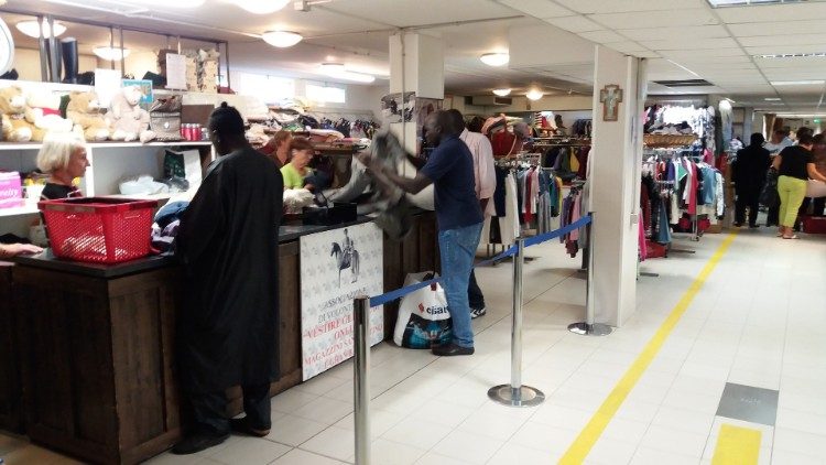 I magazzini di vestiti e tessuti "San Martino", ancora nell'interrato del "Don Vecchi 2"