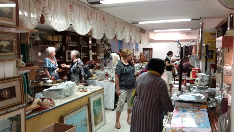 I magazzini di mobili e arredo casa "San Giuseppe", sempre nell'interrato del "Don Vecchi 2"