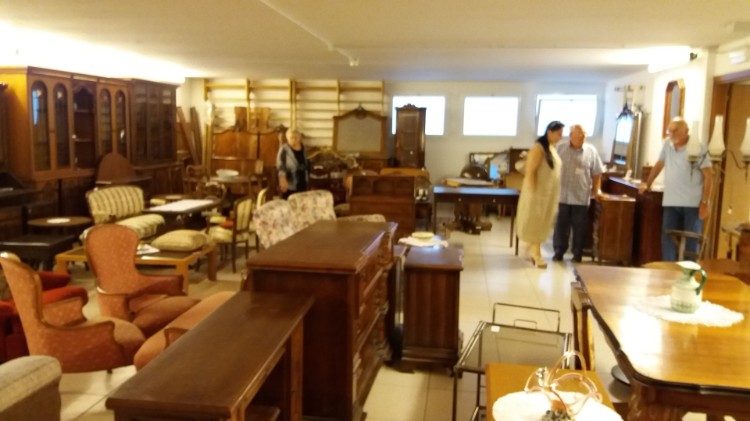 I mobili in esposizione nel magazzino "San Giuseppe" al Centro don Vecchi 2