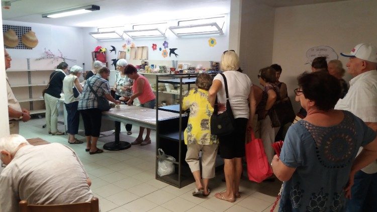 Lo spaccio alimentare solidale nell'interrato del Don Vecchi 2