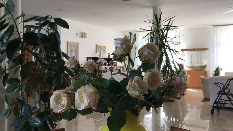 Fiori nell'atrio del "Don Vecchi 2"