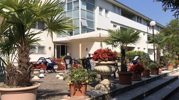 Il cortile interno e il giardino del "Don Vecchi 2"