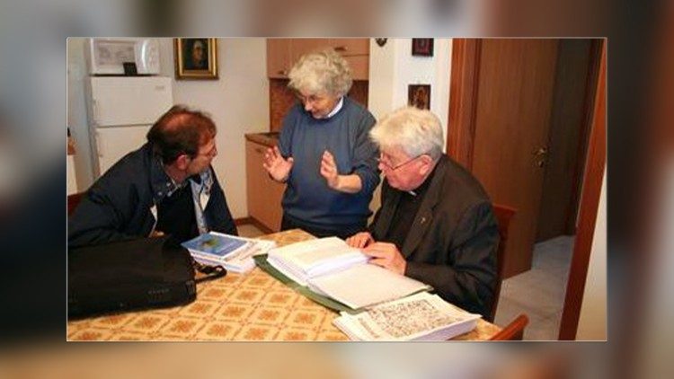 Don Armando con suor Teresa, sua segretaria e prima collaboratrice, in una riunione 