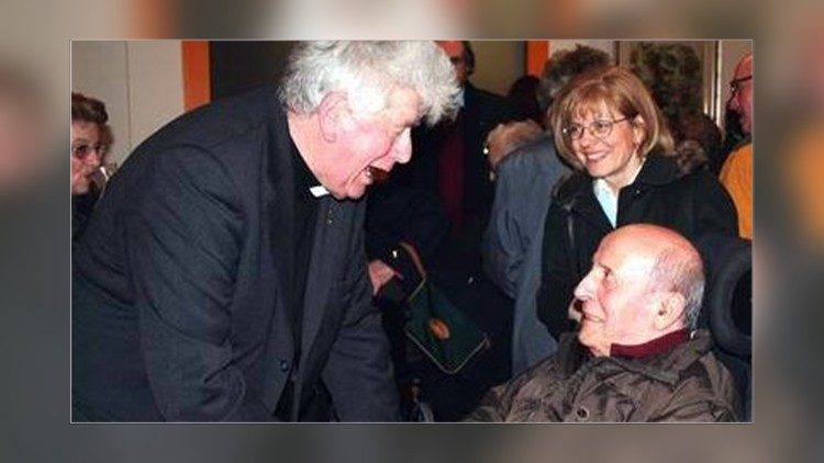 Don Armando con alcuni anziani di Mestre