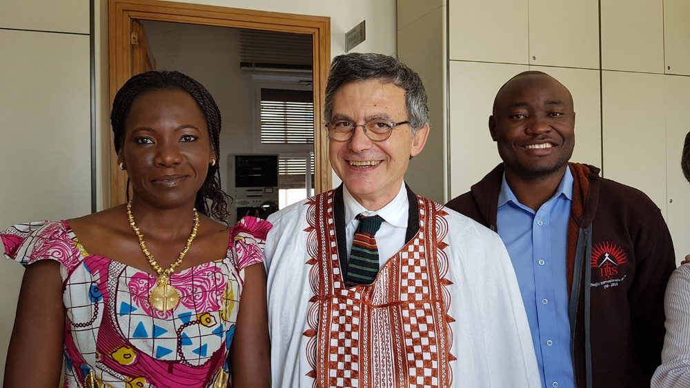 Deux membres du Service Français-Afrique avec le préfet du Dicastère pour la communication du Saint-Siège, Paolo Rufini