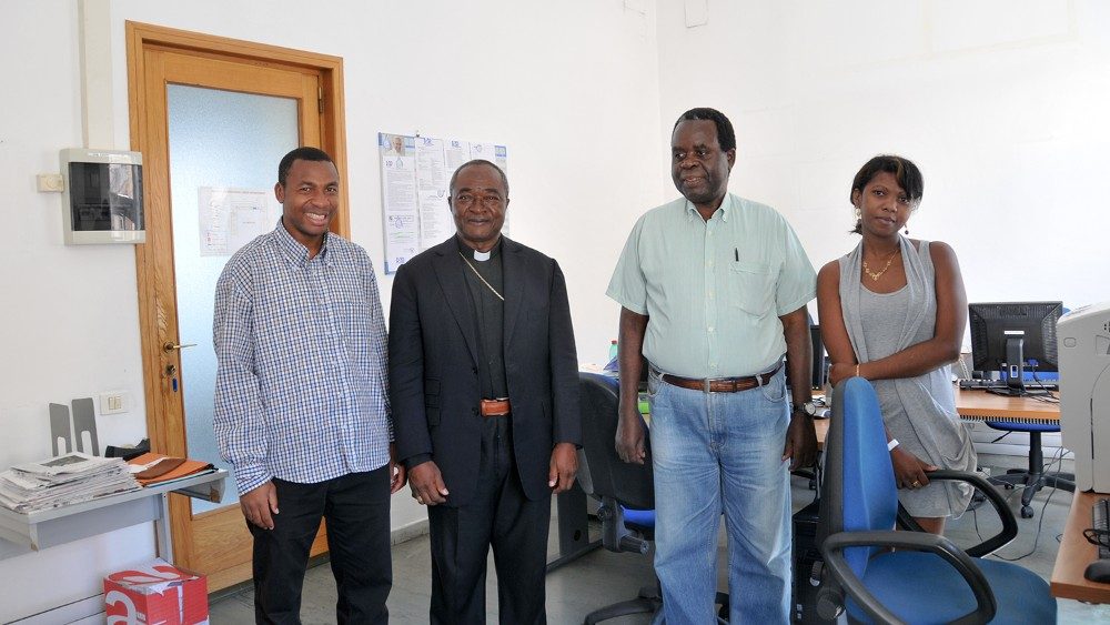 Le Service Français-Afrique reçoit la visite de Mgr Joseph Atanga, archevêque de Bertoua/Cameroun (Photo: JP Bodjoko/Vaticanenews)