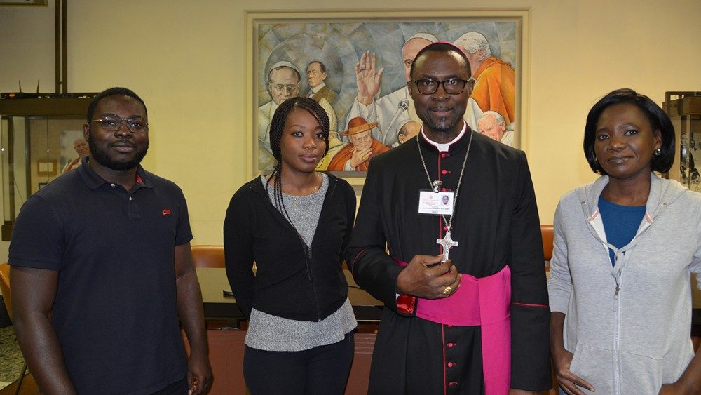 Quelques membres du Service Français-Afrique avec Mgr Eusebius Chinekezi Ogbonna Managwu, évêque de Port-Gentil/Gabon (Photo: JP Bodjoko, SJ/Vaticannews)