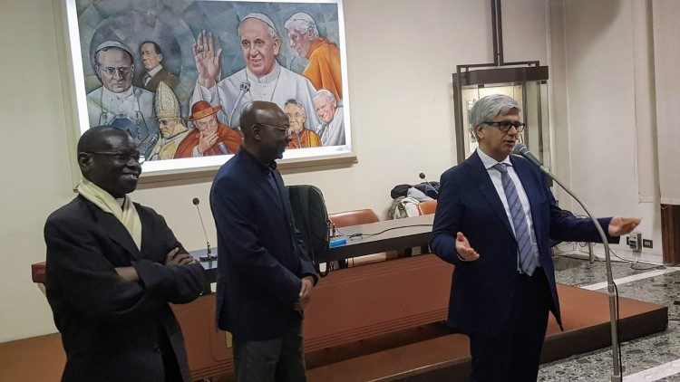 De gauche à droite : Mgr Joseph Ballong, P. Jean-Pierre Bodjoko, SJ, et M. Andrea Tornielli, Directeur éditorial du Dicastère pour la communication du Saint-Siège (au revoir à Mgr Ballong)