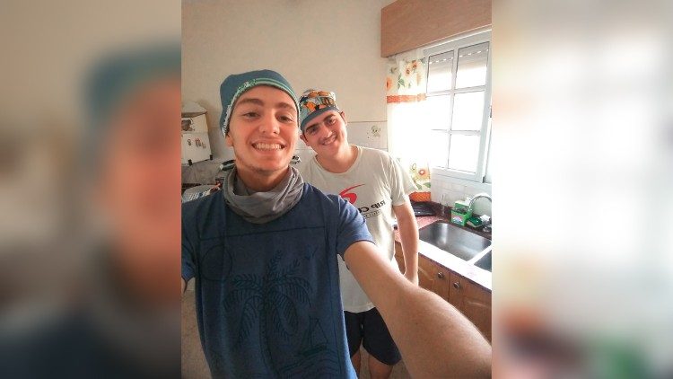 Joaquín Orellana y su amigo llevan fabrican chocolates para llevar felicidad a las personas