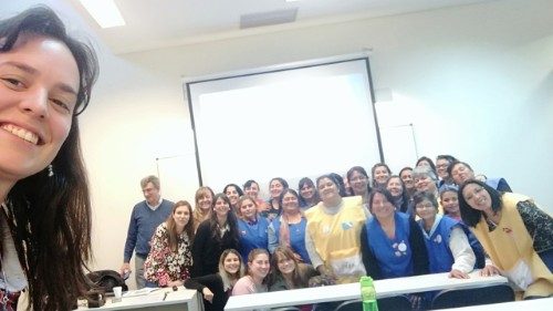 Economía de Francisco. La pobreza debe ser un motor de acción para los jóvenes