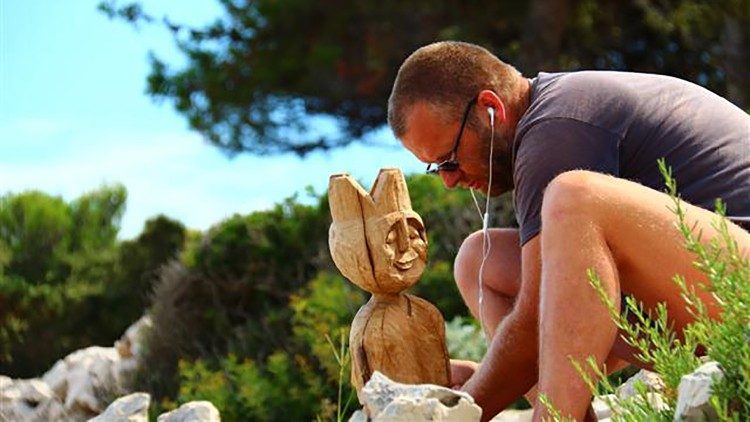 Diakon Ralf Knoblauch bei der Arbeit an einem seiner Könige