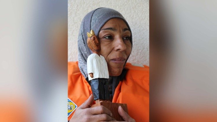 Eine jesidische Frau, die es als Geflüchtete nach Deutschland geschafft hat, mit einem König von Diakon Ralf Knoblauch