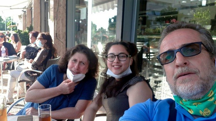 Il professor Bonessio con una collega insegnante e la studentessa soccorsa per l'esame