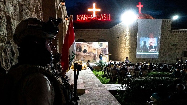 Una serata di festa al convento restaurato di Mart Barbara di Karemlash (Santa Barbara), sotto la protezione dell’Unità di Protezione della Piana di Ninive (PNU).