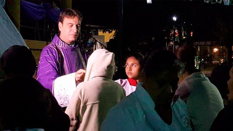 Don Ferdinando celebra la Messa