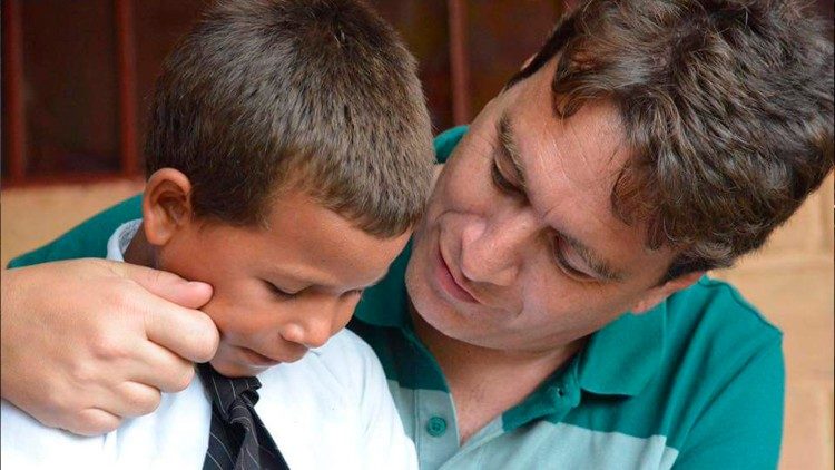 Don Ferdinando Castriotti e i suoi bambini dell'Honduras