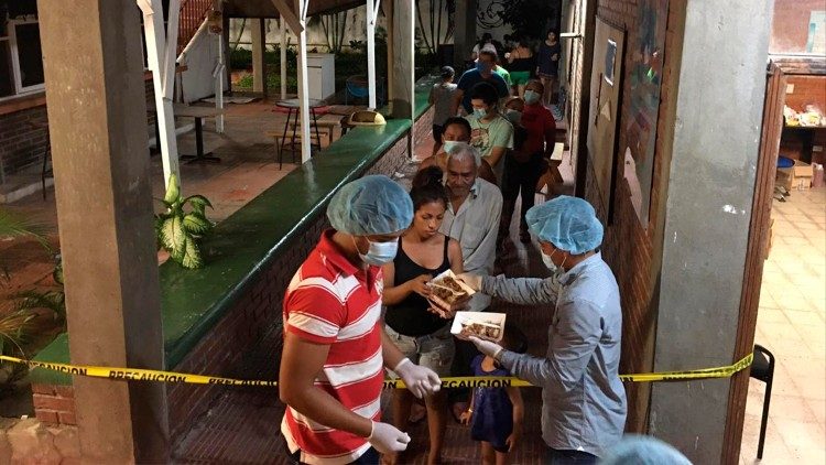 Le file alla Fondazione “Alivio del Sufrimiento” 