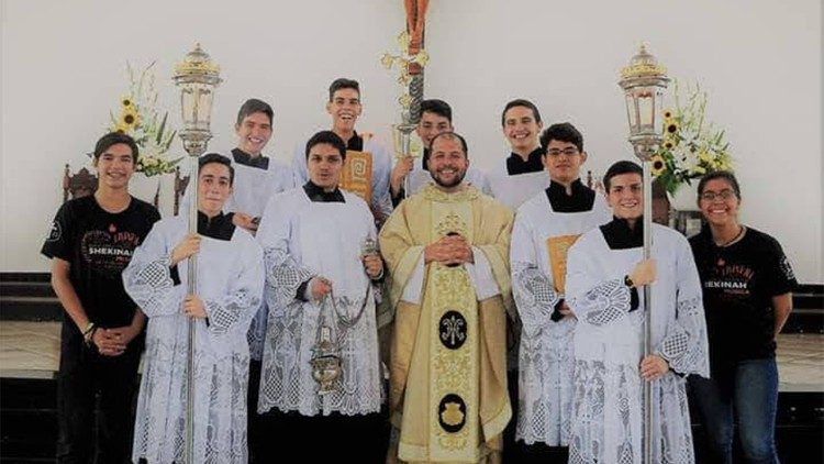 Foto de Pe. João Vitor com grupo de Cerimoniários