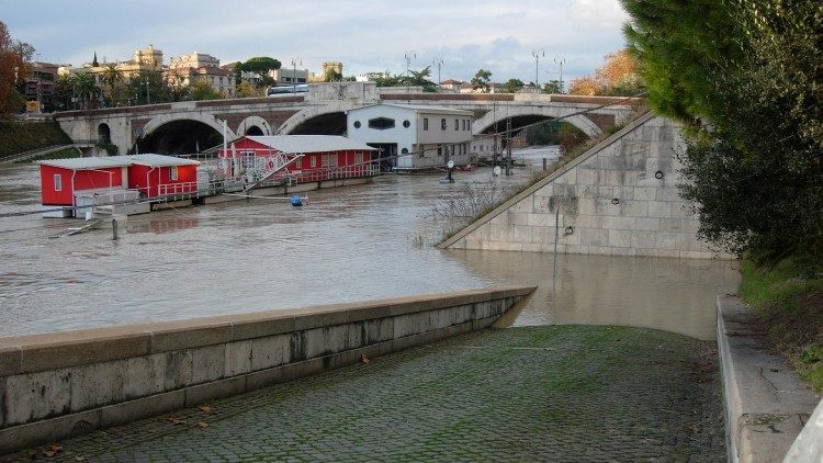 Piena del Tevere nel mese di novembre del 2005 (credits by Marevivo)