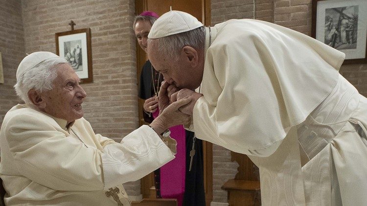 Papa Francisco com Bento XVI em novembro de 2020