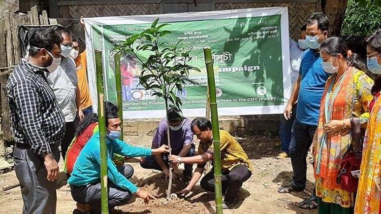 Estudiantes bengalíes que se unieron a la iniciativa plantar árboles
