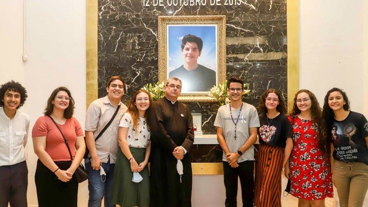 Pedro com padre Marcelo e amigos