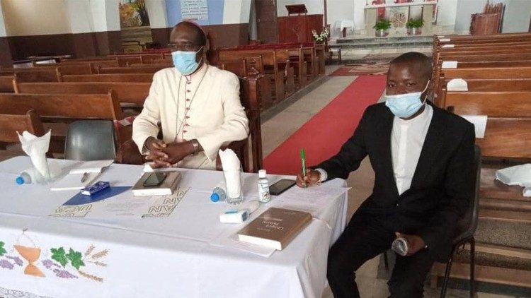 Angola - O Bispo de Saurimo, D. Manuel Imbamba, dirigindo Assembleia Pastoral  