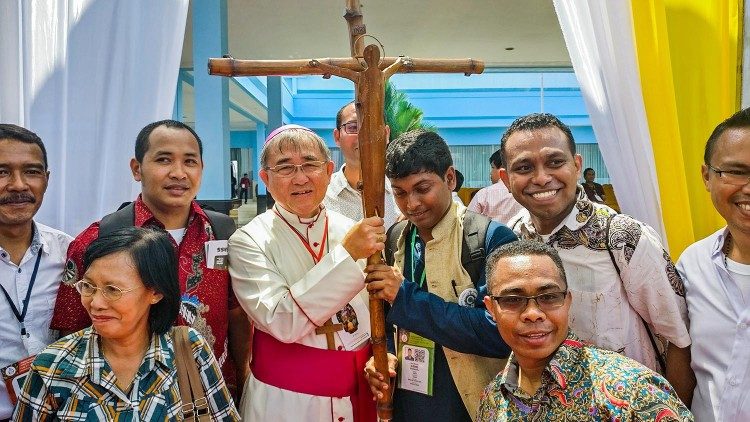 Card. Cornelius Sim junto à sua comunidade de Brunei