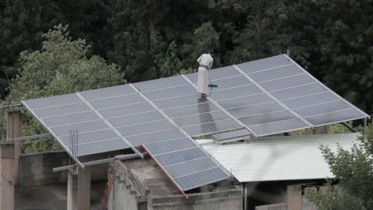 I pannelli solari che danno energia alla pompa d'acqua