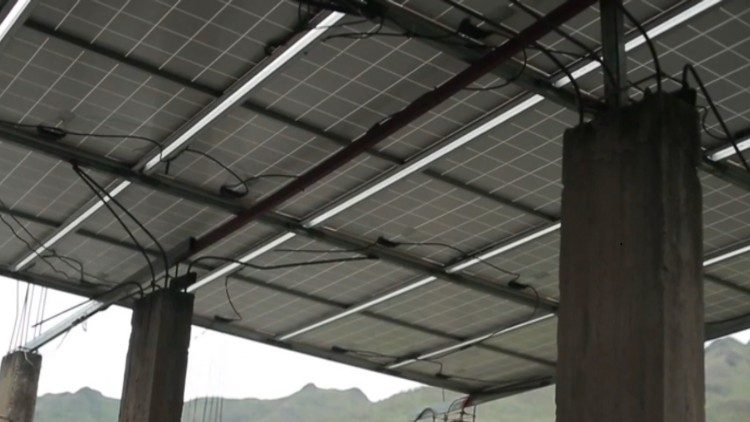 I pannelli solari che danno energia alla pompa d'acqua donata dalla Fao