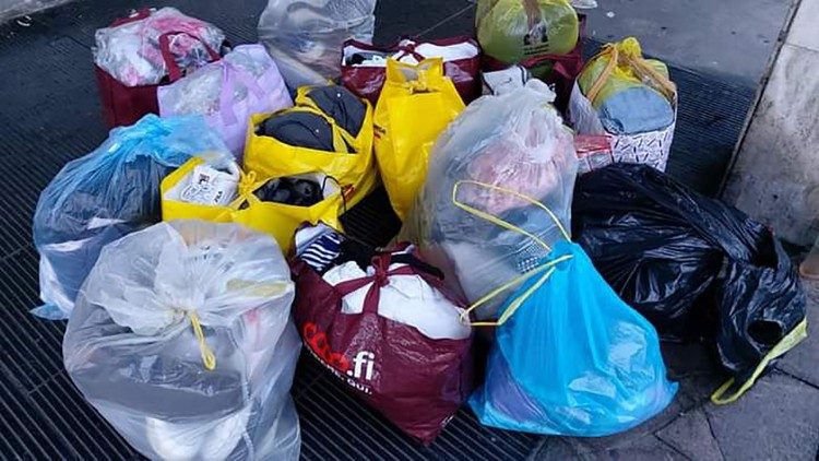 2020.12.08 La Comunidad de Prato preparando la ayuda humanitaria para enviarla a Roma, de donde partirá el container rumbo a Honduras, allá lo recibirá Cáritas.