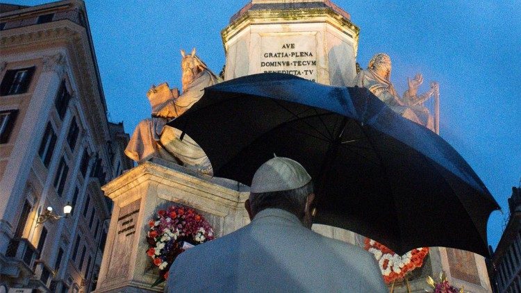 Archivbild: Als der Papst vor einem Jahr am 8. Dezember in der Früh zur Mariensäule pilgerte