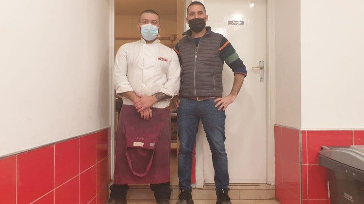 2020.12.08 El Restaurante Pomodorum del argentino, Massimo Palamara, cuyo local donde se cocina comida latinoamericana, es el centro de recogida de ayuda humanitaria para Honduras